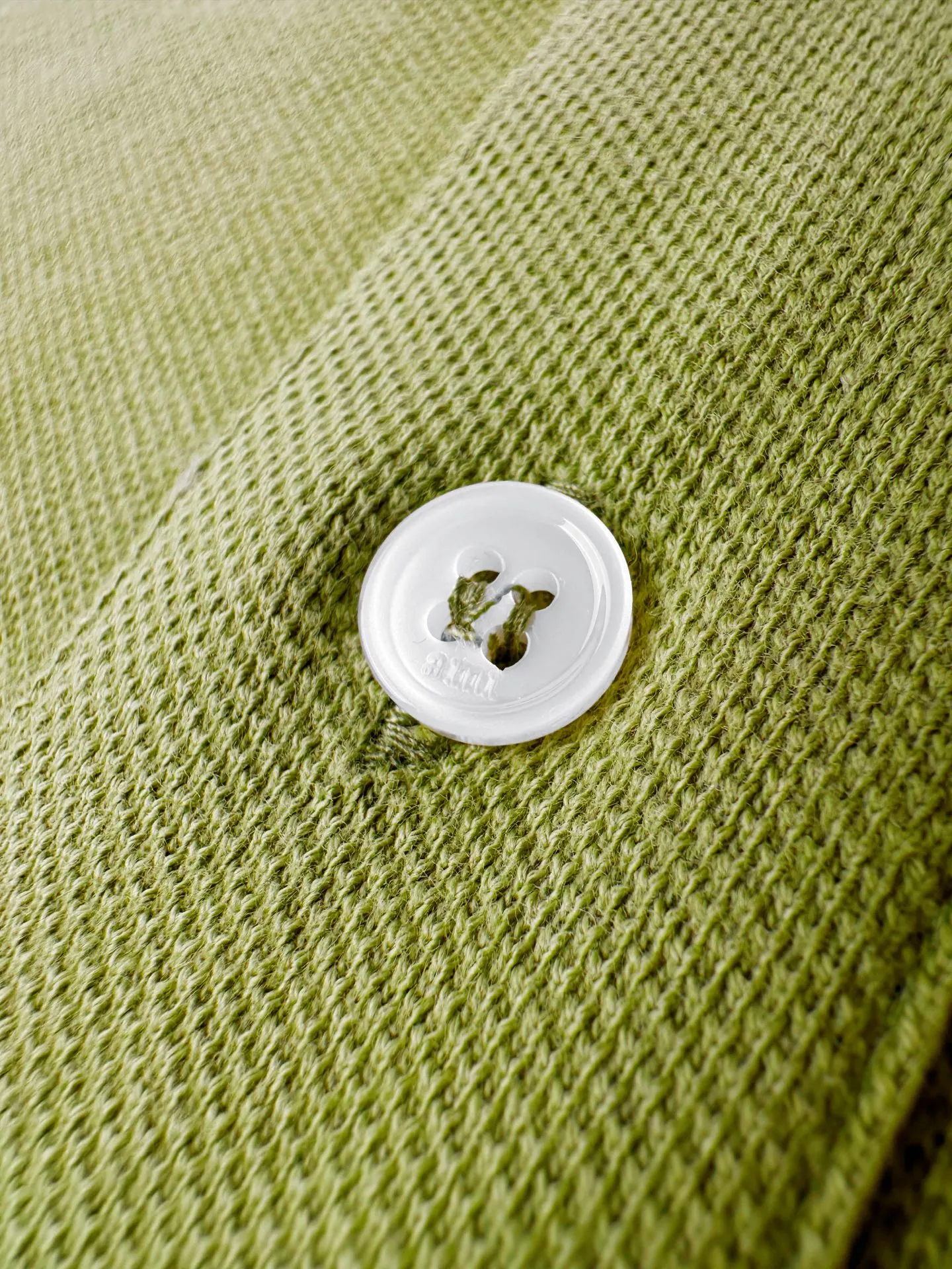 Logo embroidered Polo shirt, custom-made cloud cotton double-bead luxury weaving, crisp and stylish, cloud-soft and skin-friendly, with peridot green as the base, exuding a relaxed style in the bright air. The pure white love embroidery on the chest is a gilded footnote of French romance. The same color AMI dark embroidery on the back is engraved with a low-key emblem, allowing the sense of luxury to be hidden in the details. The size of the clothes is printed with love, which is the perfect resonance of simplicity and luxury. It is also a French monologue in luxury walking. Process 1: Adopt imported machine embroidery process, use advanced computer control system and precision mechanical components to realize the embroidery work of Ami logo and letters with high precision and smooth and delicate lines. Process 2: The fabrics have been fermented and washed for better hand texture. Not easy to deform, not easy to shrink, not easy to fade, and maintain long-term beauty. Accessories: Customized 1:1 Ami buttons Customized 1:1 Ami trademark Version: Fitted version Size: S M L XL Style number: BB 818